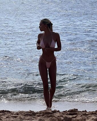 Alexis Ren