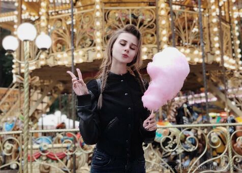 chloe_leafs_free