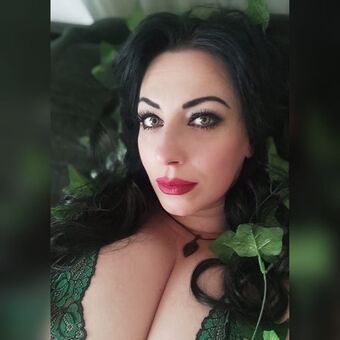 curvyemeraldwitch