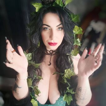 curvyemeraldwitch