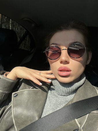 divine_laura
