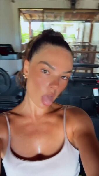 Isis Valverde