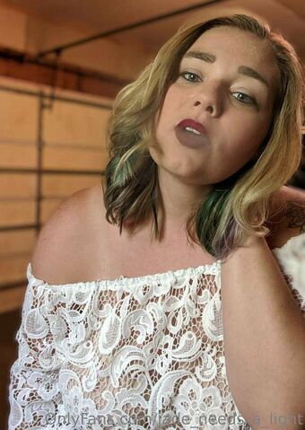 Jade_needs_a_light
