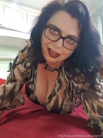 maturebustymom