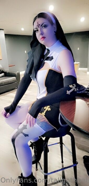 tallgothbabe14