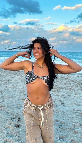 throwsumchlo Foto Nude Leaked OnlyFans 1