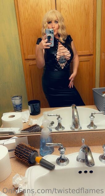 twistedflames Foto Nude Leaked OnlyFans 8