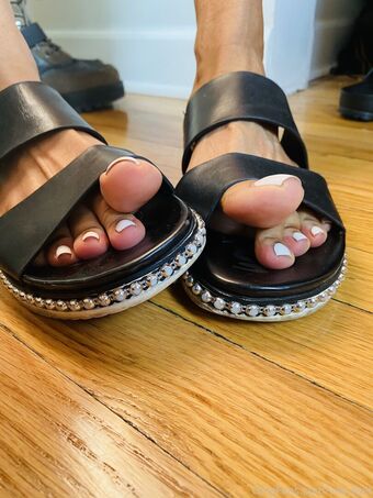 vee_feet